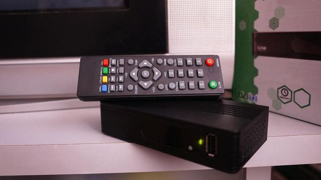 Menggunakan Set Top Box (STB)