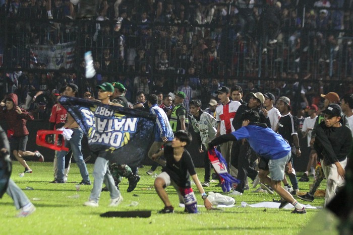 Suporter Turun ke Lapangan